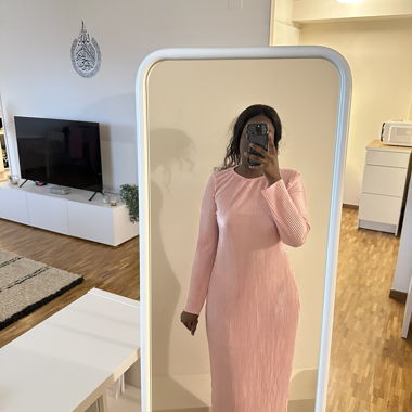 Robe longue rose plissée