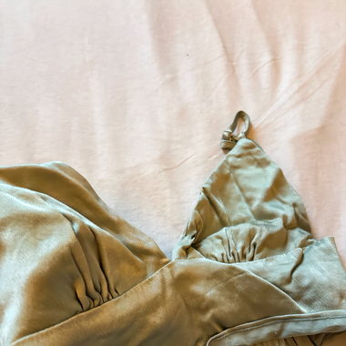 Süßes grünes Mini-Top aus Satin - Zara