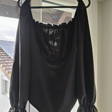 Schwarzer Body mit Schnürung