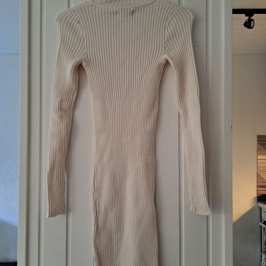 Abito in maglia beige chiaro a coste