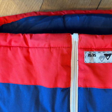 Rot blaue wetterfeste jacke