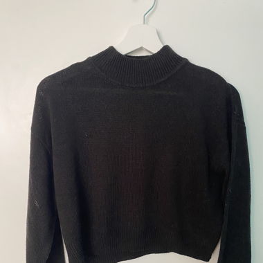 Schwarzer Strichpulli