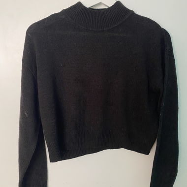 Schwarzer Strichpulli