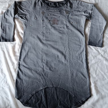 T-shirt grigio a maniche lunghe con stelle