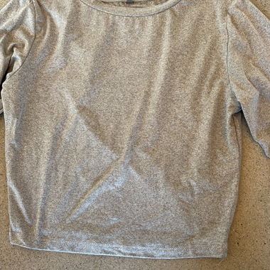 Top corto grigio a maniche lunghe