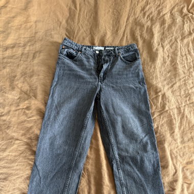 Graue Jeans