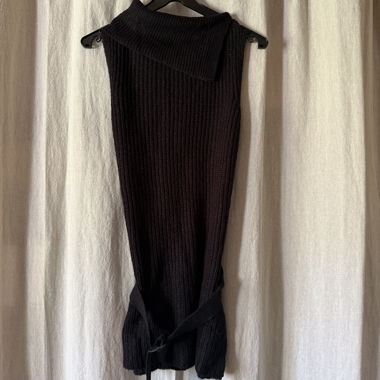 Maglia nera senza maniche