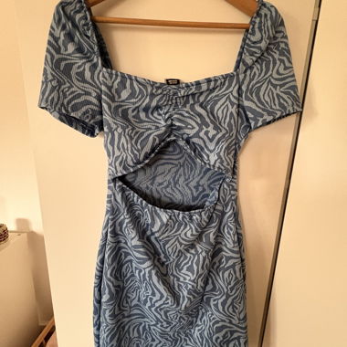 Blaues Cut-Out Minikleid