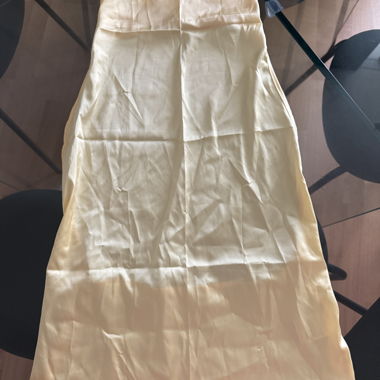 Top giallo con schiena scoperta