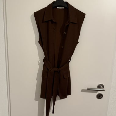 Gilet marrone di Zara con cintura da annodare