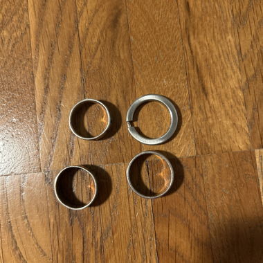 4 schlichte silberfarbene Ringe