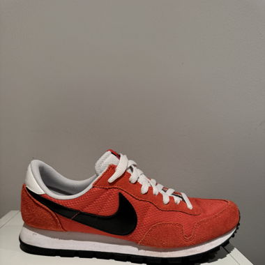 Nike Retro-Sneaker in lRot