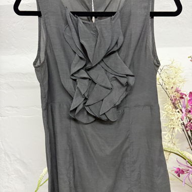 Top grigio senza maniche