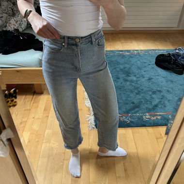 Jeans Mom azzurri chiari con orlo sfrangiato