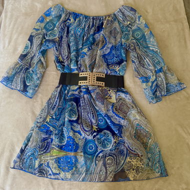 Abito fantasia blu con cintura