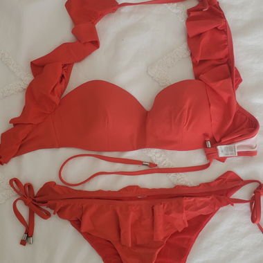 Bikini rouge à volants 36C
