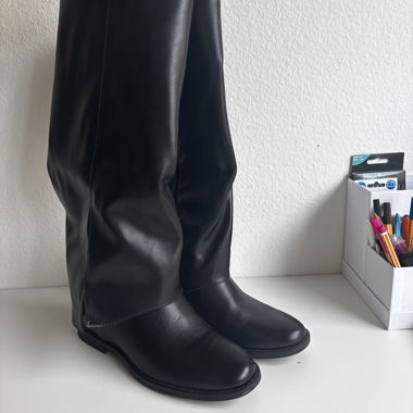 schwarze Stiefel