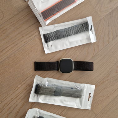 Smartwatch Fitbit Versa 3 con 6 cinturini