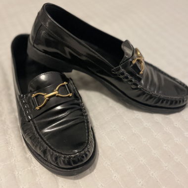 Mocassins noirs en cuir avec boucle dorée