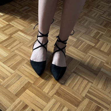 Ballerine noire ouverte sur le talon avec laçage 