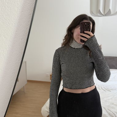 Gestreiftes Crop-Top mit Rollkragen