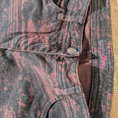 Jeans mit bordeaux‑schwarzem Druck