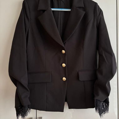 Blazer nero con maniche in pizzo