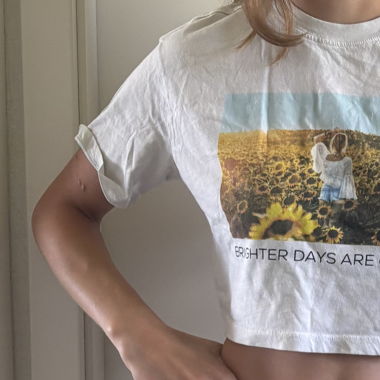 Top mit Sonnenblumenprint und Zitat