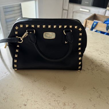 Borsa a mano Mikael kors nera con borchie