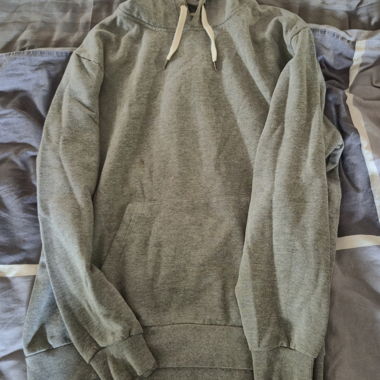 Sweat gris à capuche 