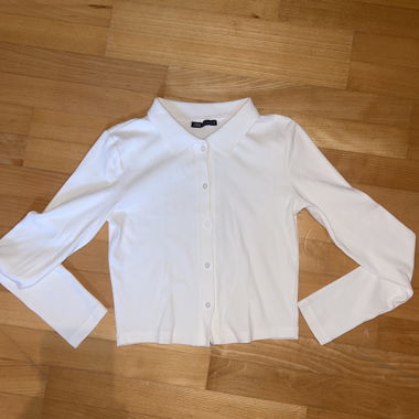 Weisser Pullover mit Kragen und Knöpfen