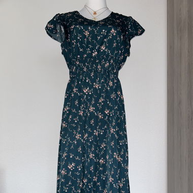 Grünes geblümtes Kleid