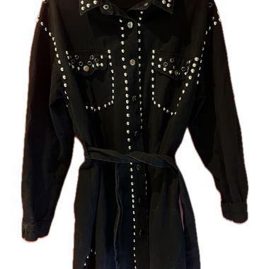 Chemise noire longue avec clous