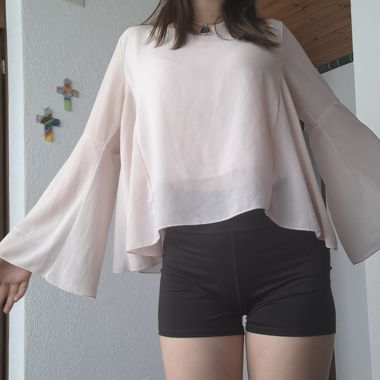 Hellrosa Bluse mit Trompetenärmel