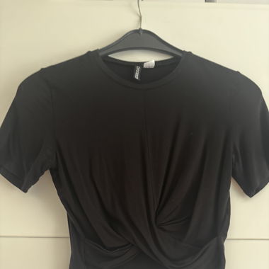 Crop top basic noir avec effet noué