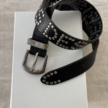 Cintura nera in pelle con borchie 75
