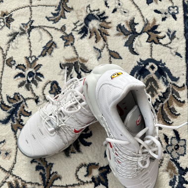barely worn red/white Tn airs