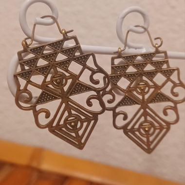 Nouvelles boucles d’oreilles géométriques en aspect or