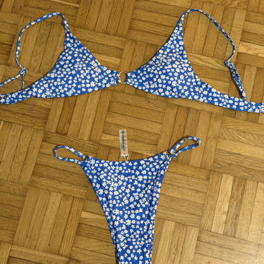 Ensemble de bikini fleuri bleu