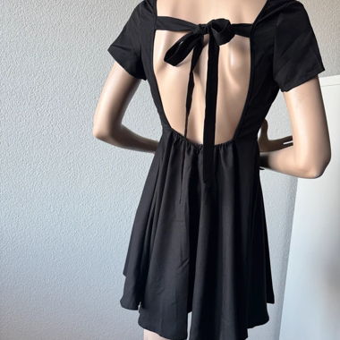 Vestito nero maniche corte con scollo sulla schiena