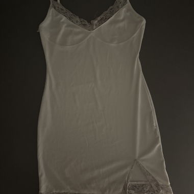Spitzenbesetztes Slip-Kleid