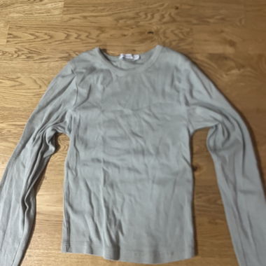 Grey long-sleeve shirt