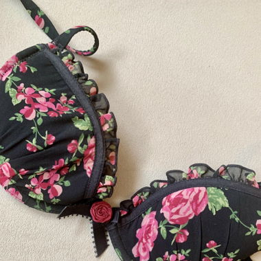 Frilly black and roses bra 