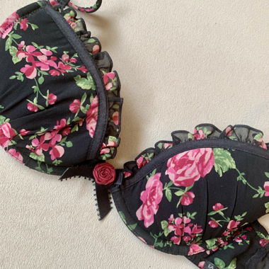 Frilly black and roses bra 