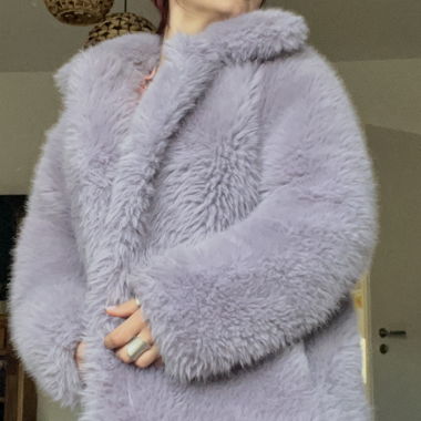 lila-grauer Mantel (fake fur) 