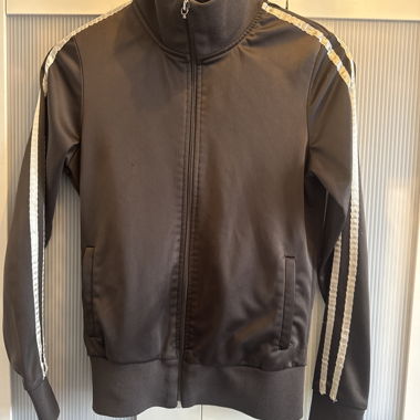 Braune Trainingsjacke mit Streifen