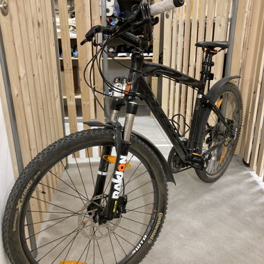 Schwarzes Mountainbike von FELT