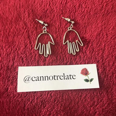 Boucles d'oreilles main abstraite en contour
