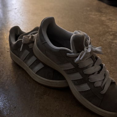 Graue Adidas campus