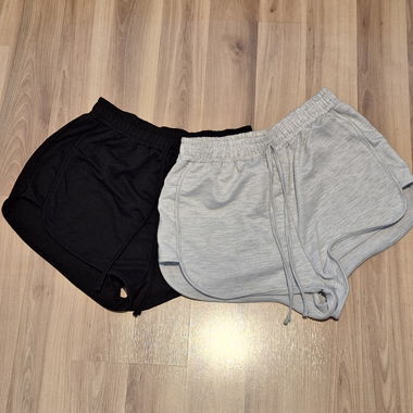 2 kurze Shorts 